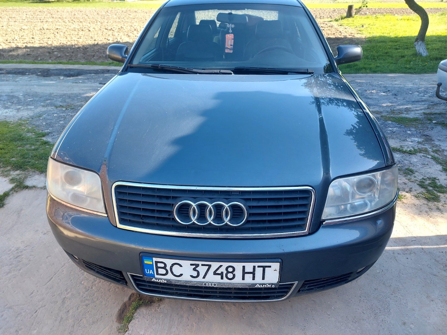 Audi A6C5 сідан.