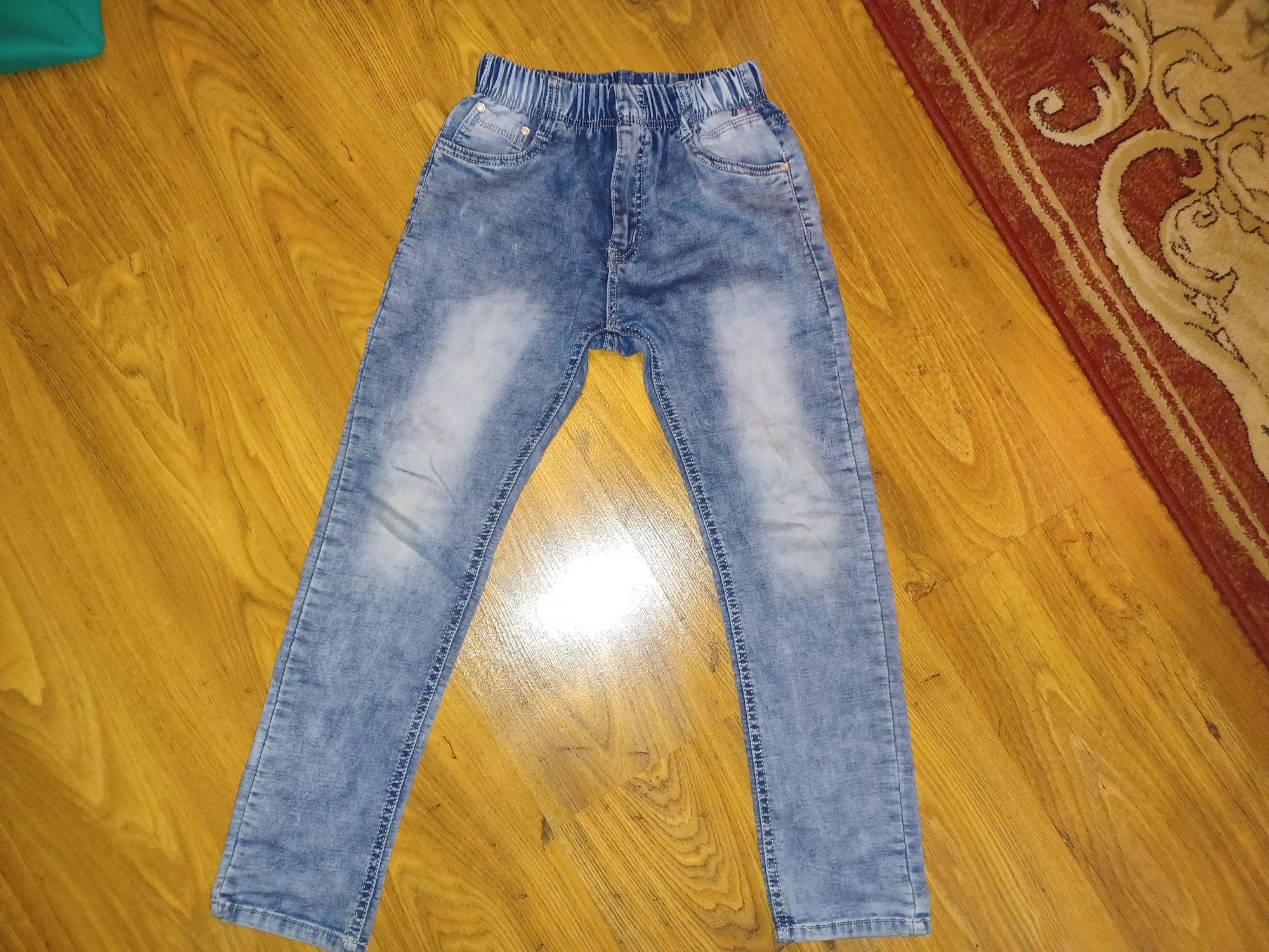 Modne jeansy z szarpaniem i cieniowane 134/140