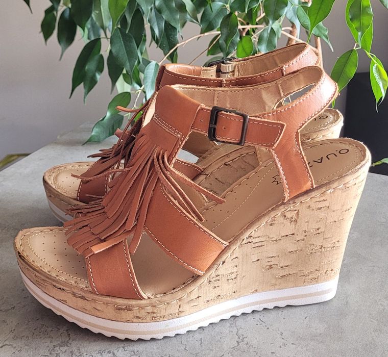 Sandały na koturnie