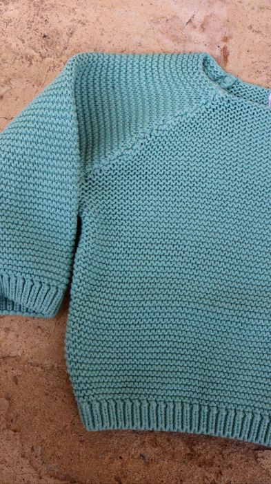 Sweterek niemowlęcy Cool Club szałwiowy z drewnianymi guzikami, 56 cm