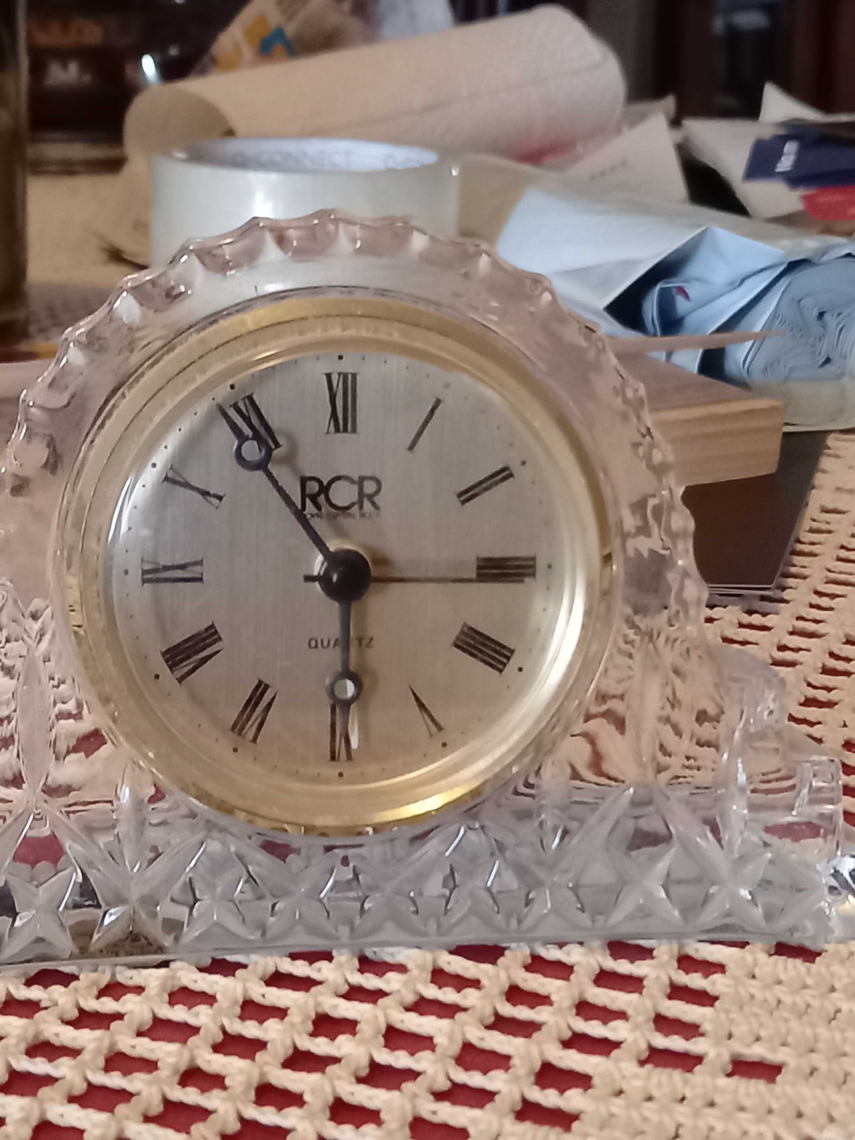 Relógio de mesa em cristral RCR 
Dimensões largura 14cm e altura 10cm