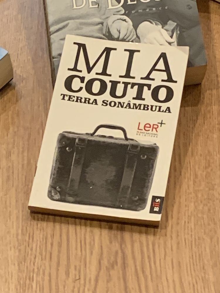 Livro Terra Sonâmbula de Mia Couto