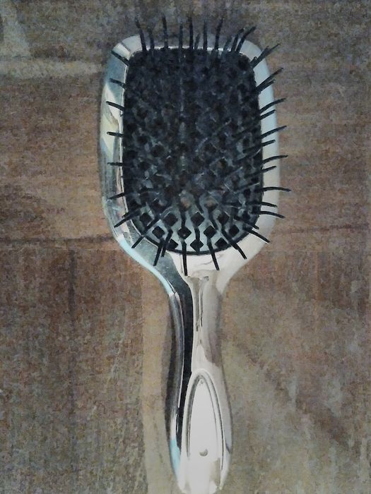 Брендовая расческа