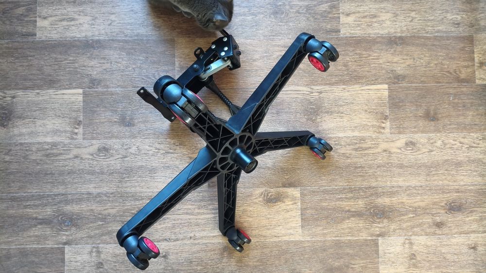 Крісло комп'ютерне VR Raser на запчастини або відновлення.