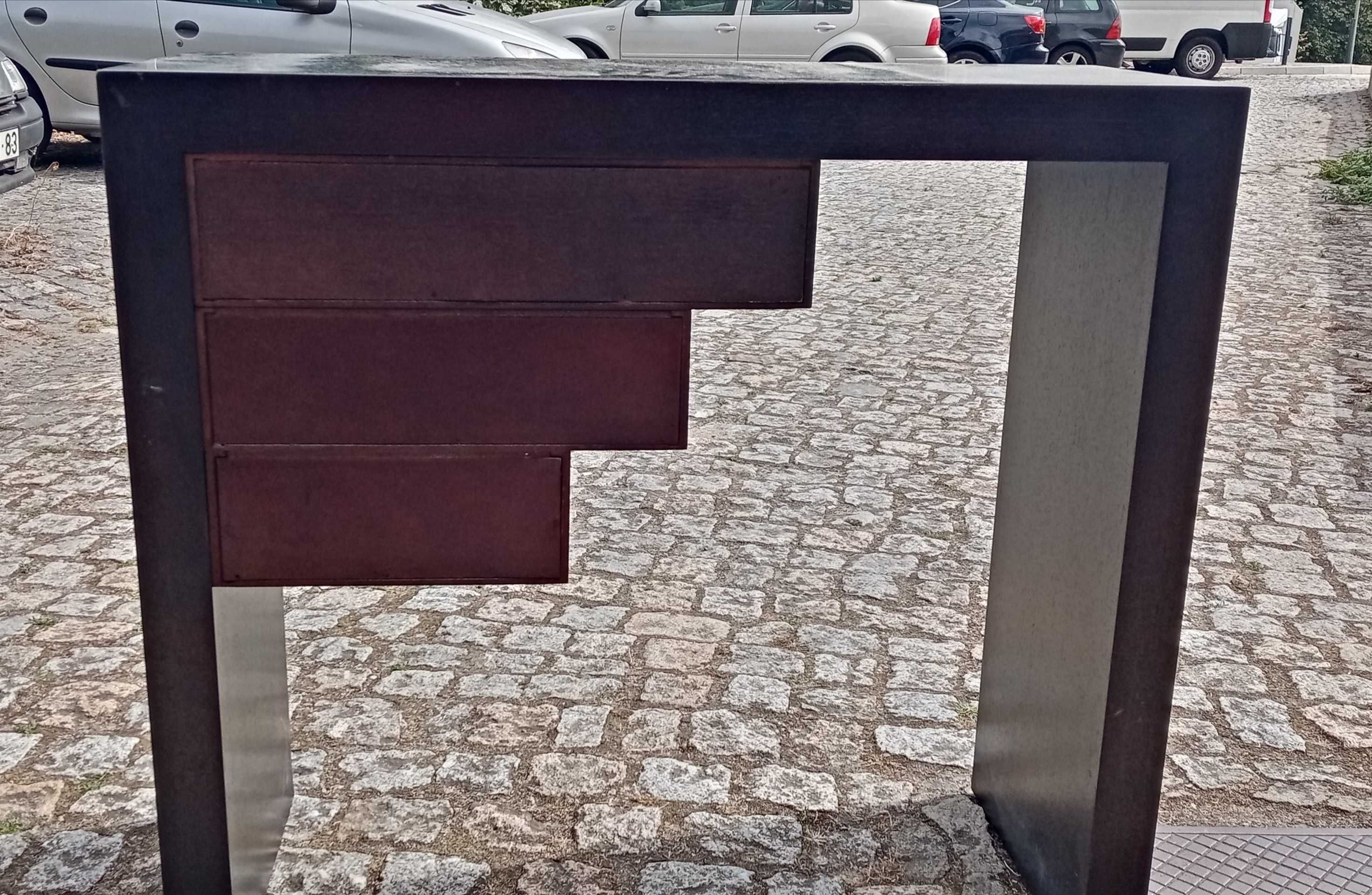 Móvel em madeira maciça