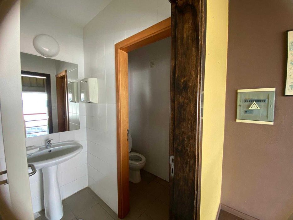 Armazém com Escritórios e Logradouro na Moita - Carvalhinho