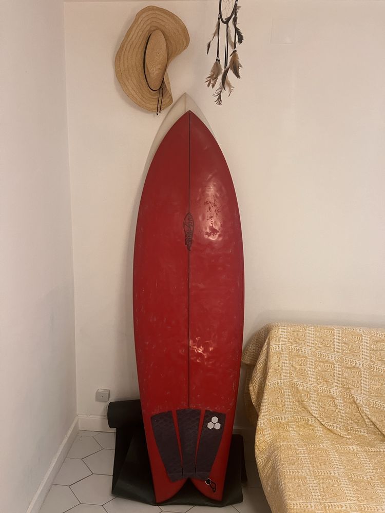 twinfin surfboard used Studer size 5.10  with keel fins