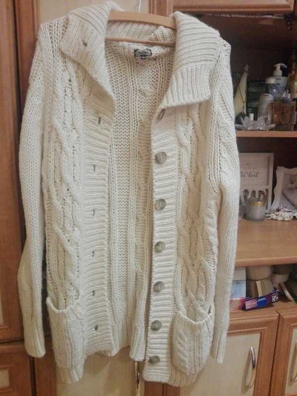 Przepiękny sweterek kardigan zapinany na guziki  w rozmiarze L