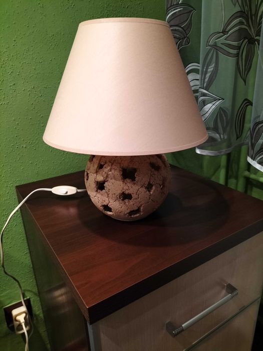 Lampka nocna z oryginalną podstawą