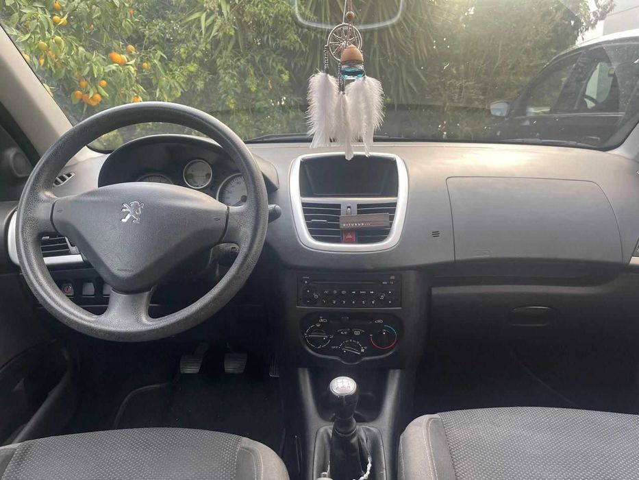 Peugeot barato e com algum uso.