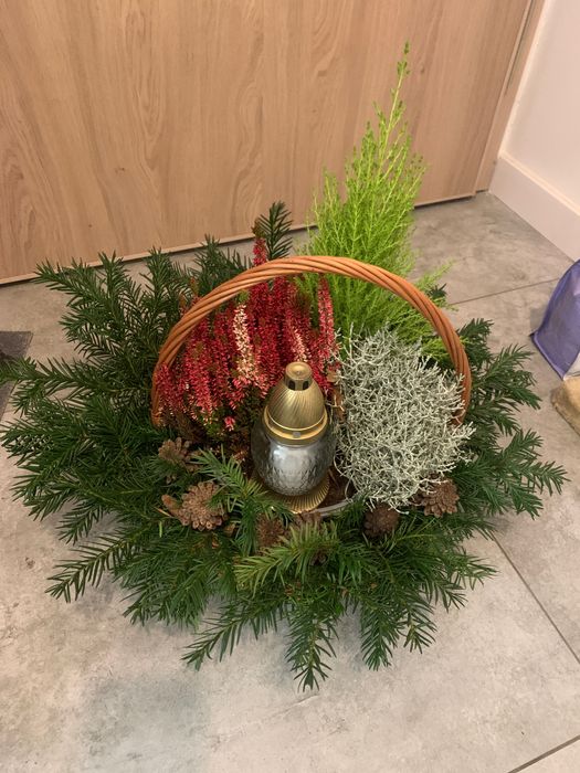 Kompozycja nagrobna w koszu z lampionem