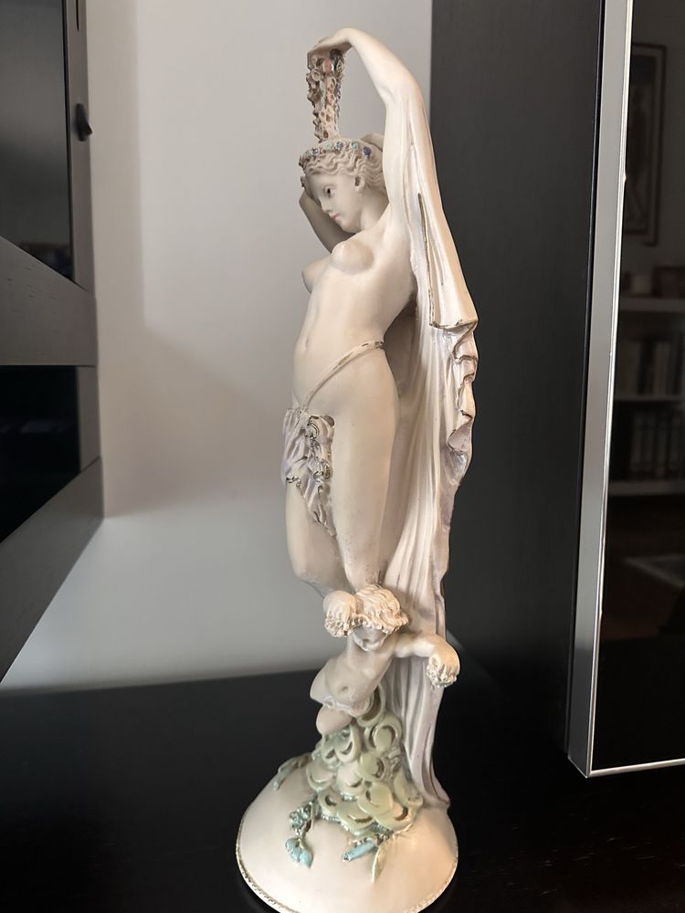 Estatueta Vénus em marmorite semi-nua