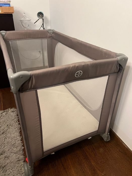 Berço e colchão de viagem