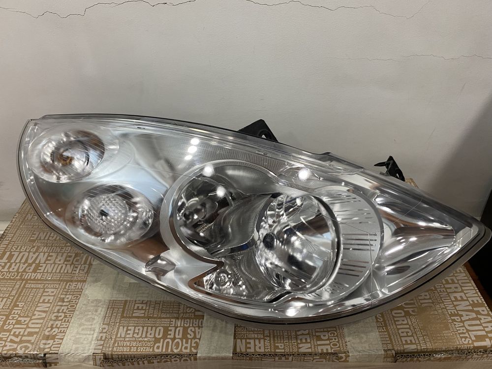Farol Direito Renault Master