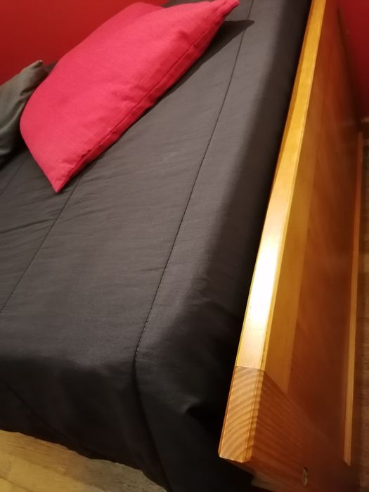 Cama com gaveta para outra cama e um bloco