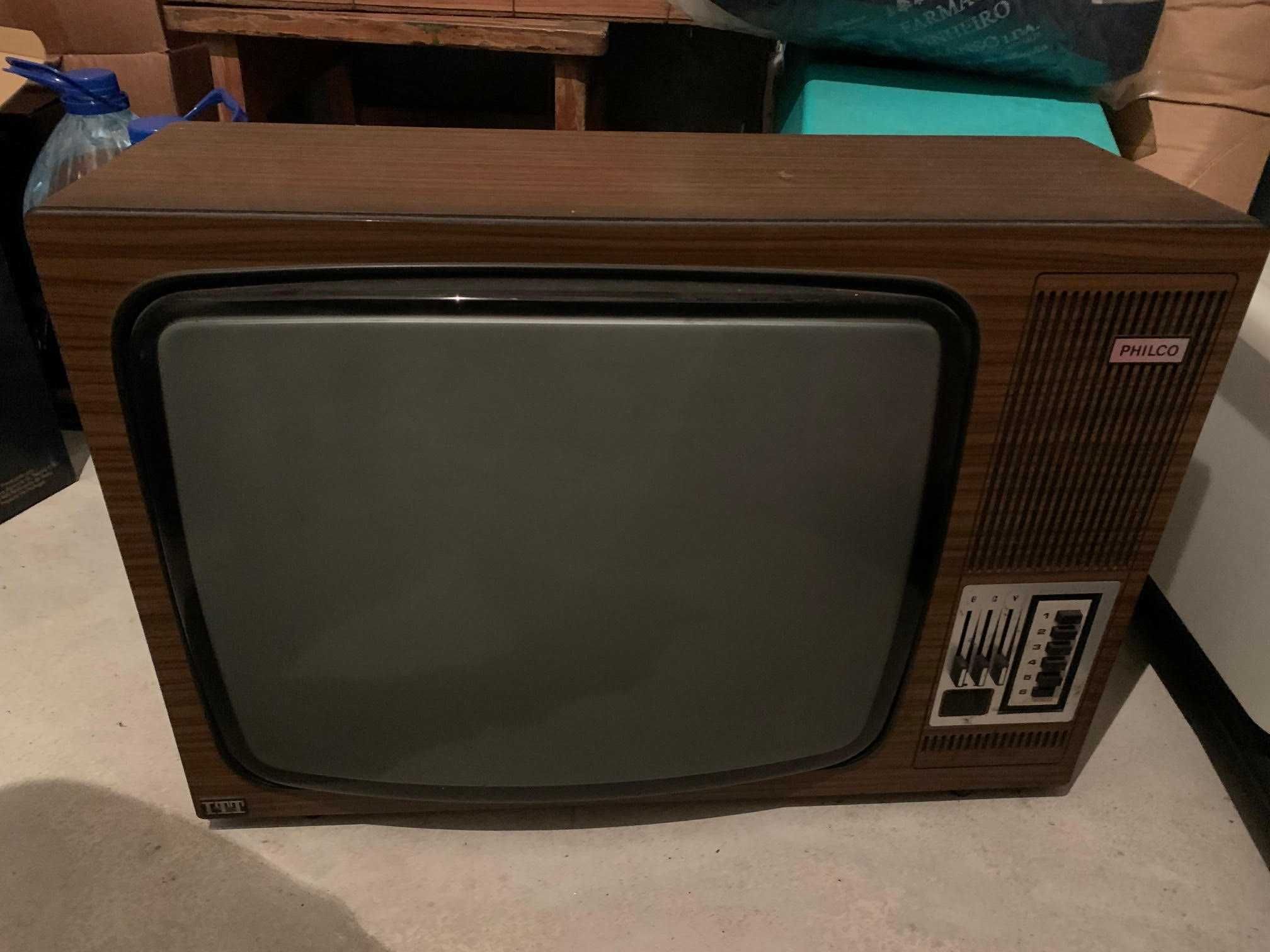 TV antiga PHILCO em madeira boa para decoração
