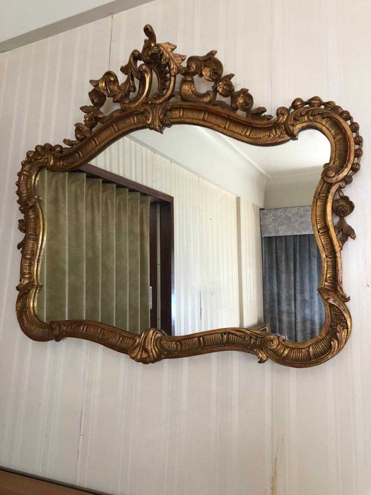 Espelho em talha de madeira dourada