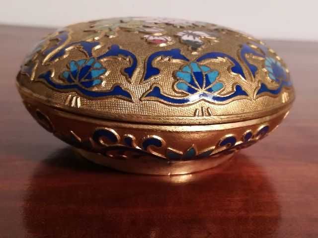 Caixa redonda em metal e loiça com desenhos coloridos em alto-relevo