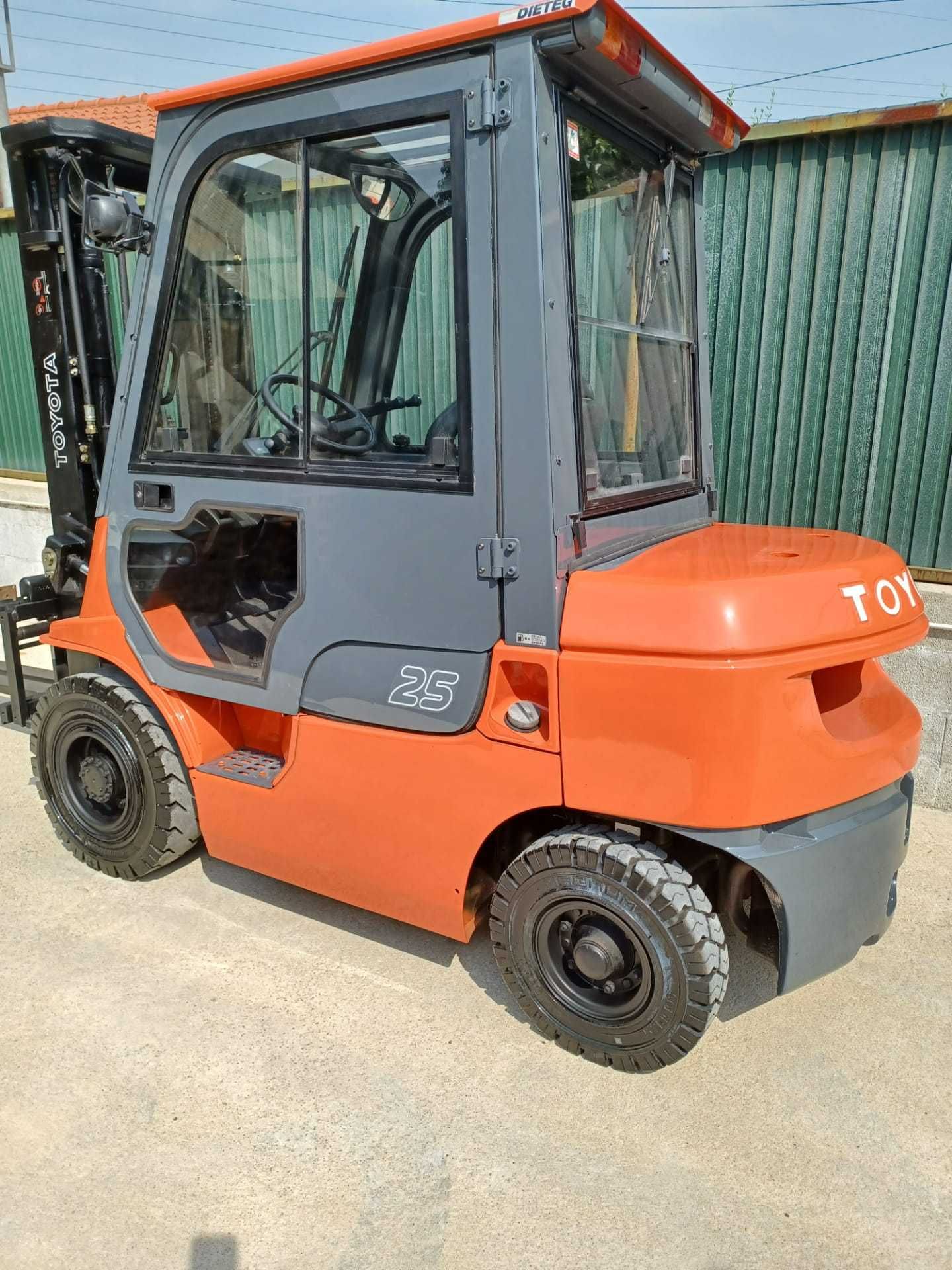 Empilhador Toyota 62-7FDF25 | Diesel | Triplex 4.7m | Cabine Fechada