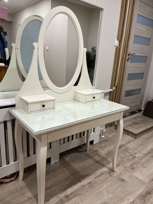 Biala toaletka Ikea
