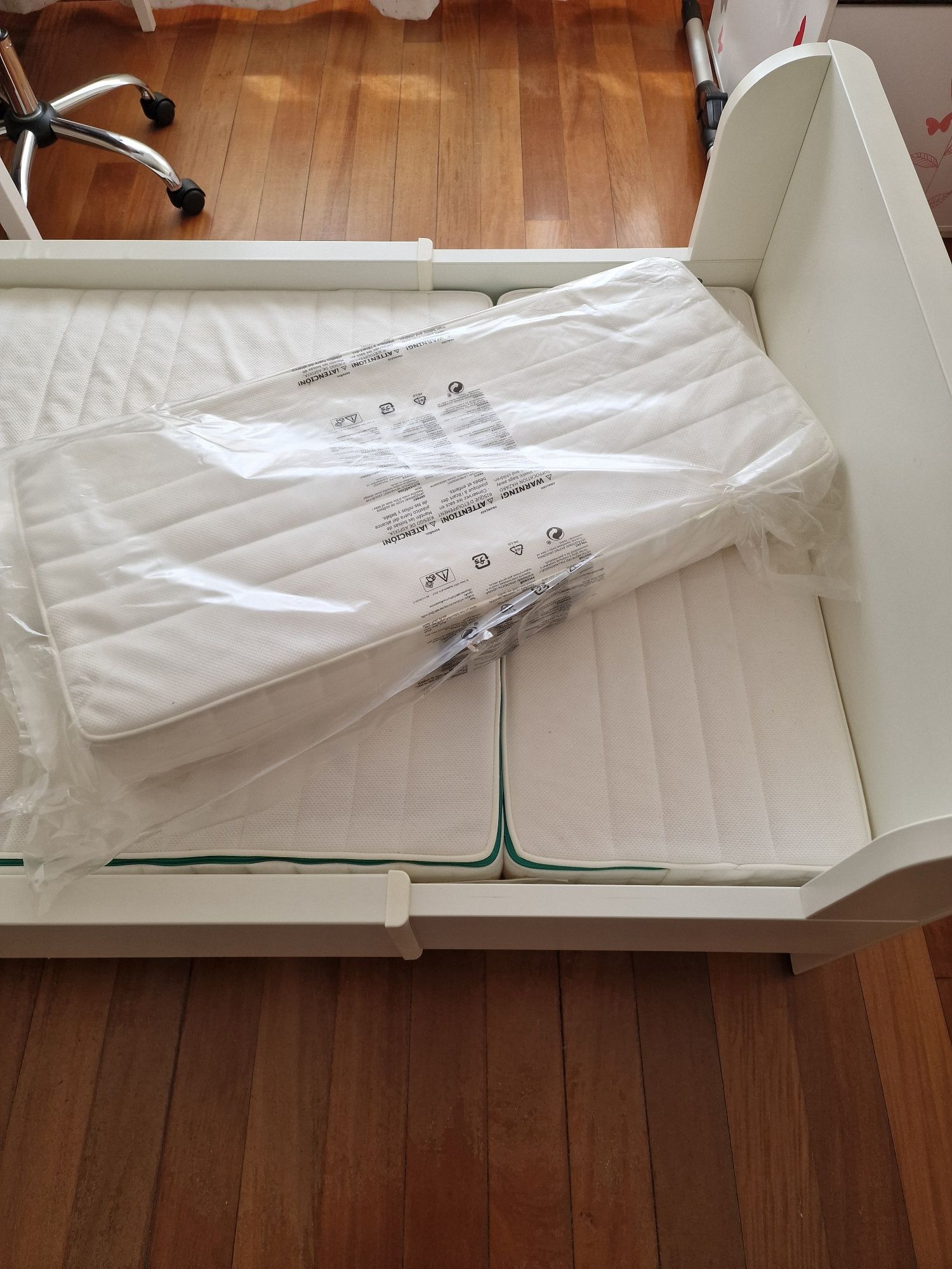 Cama criança extensível IKEA Busunge c/ Nova  + colchão + roupas