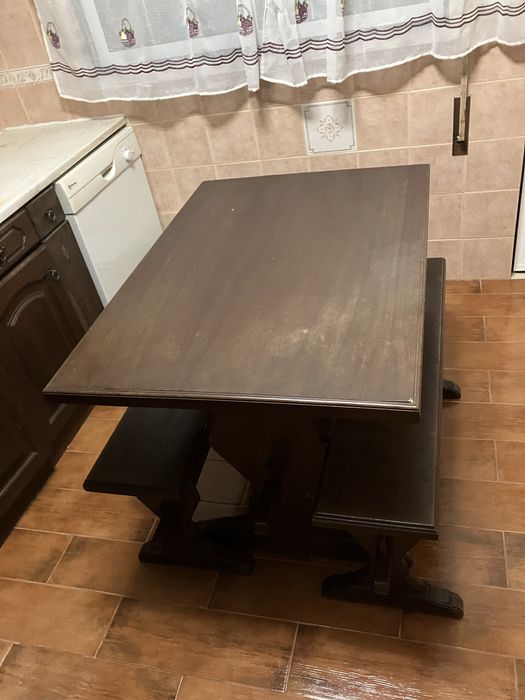 Mesa de cozinha com bancos