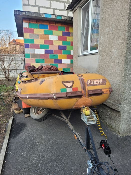 Итальянская военная лодка с лафетом и английским без отказным  мотором