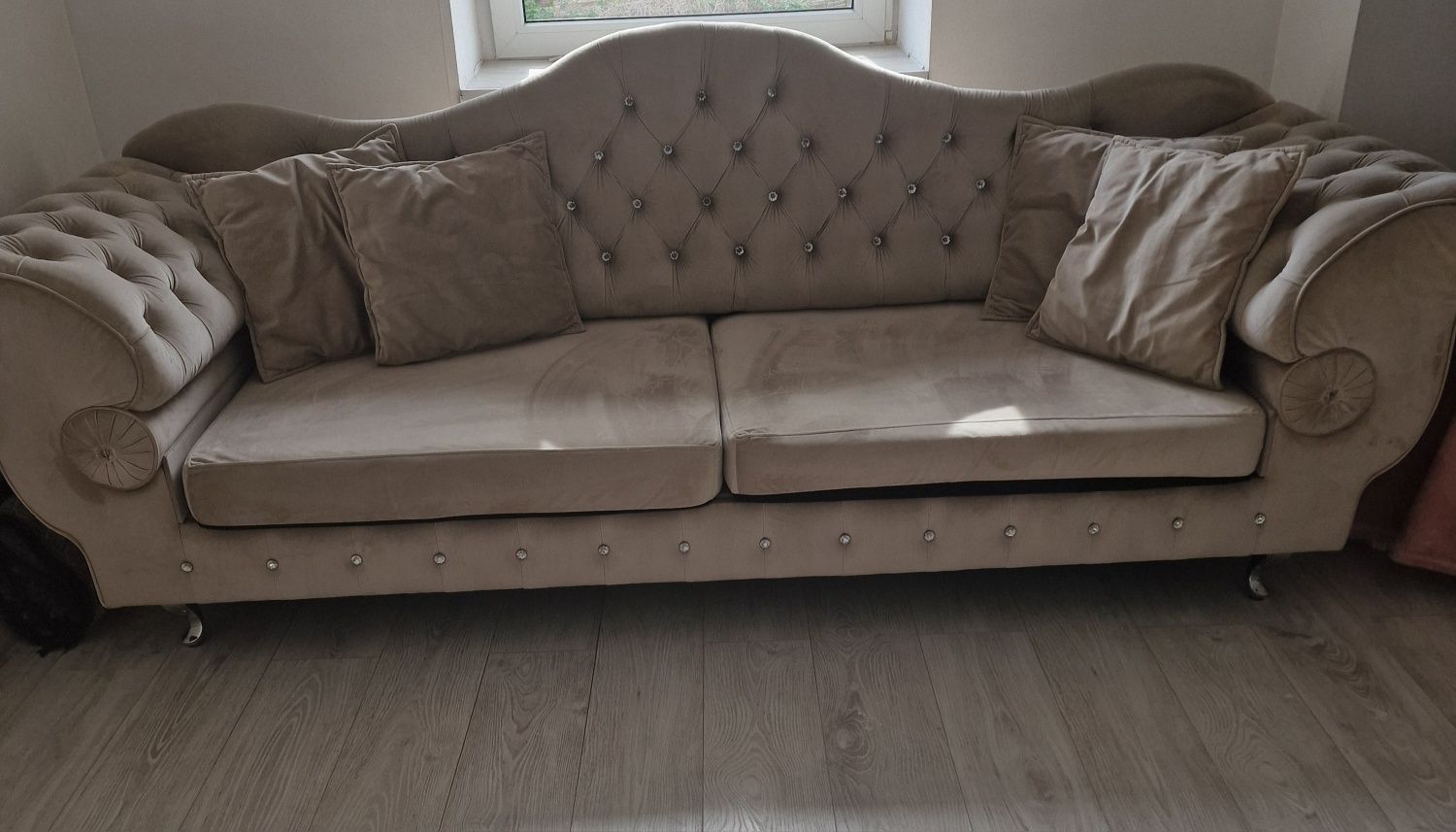 Sofa glamour pikowana