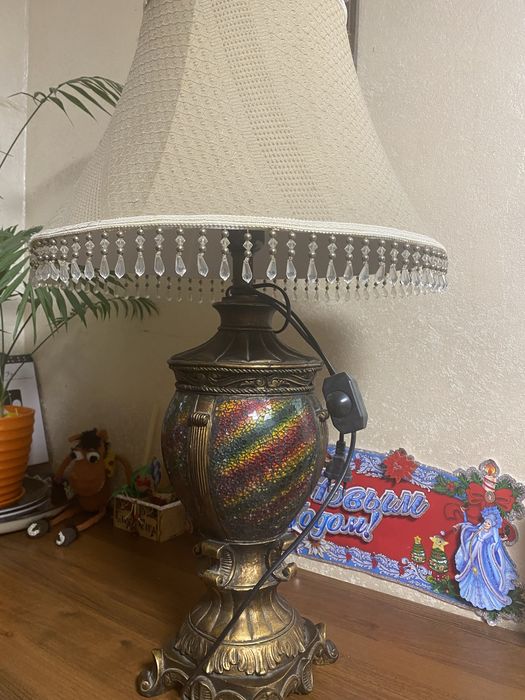 Продам настрльную лампу, красивую . Высота 80 см.Регулируется яркость.