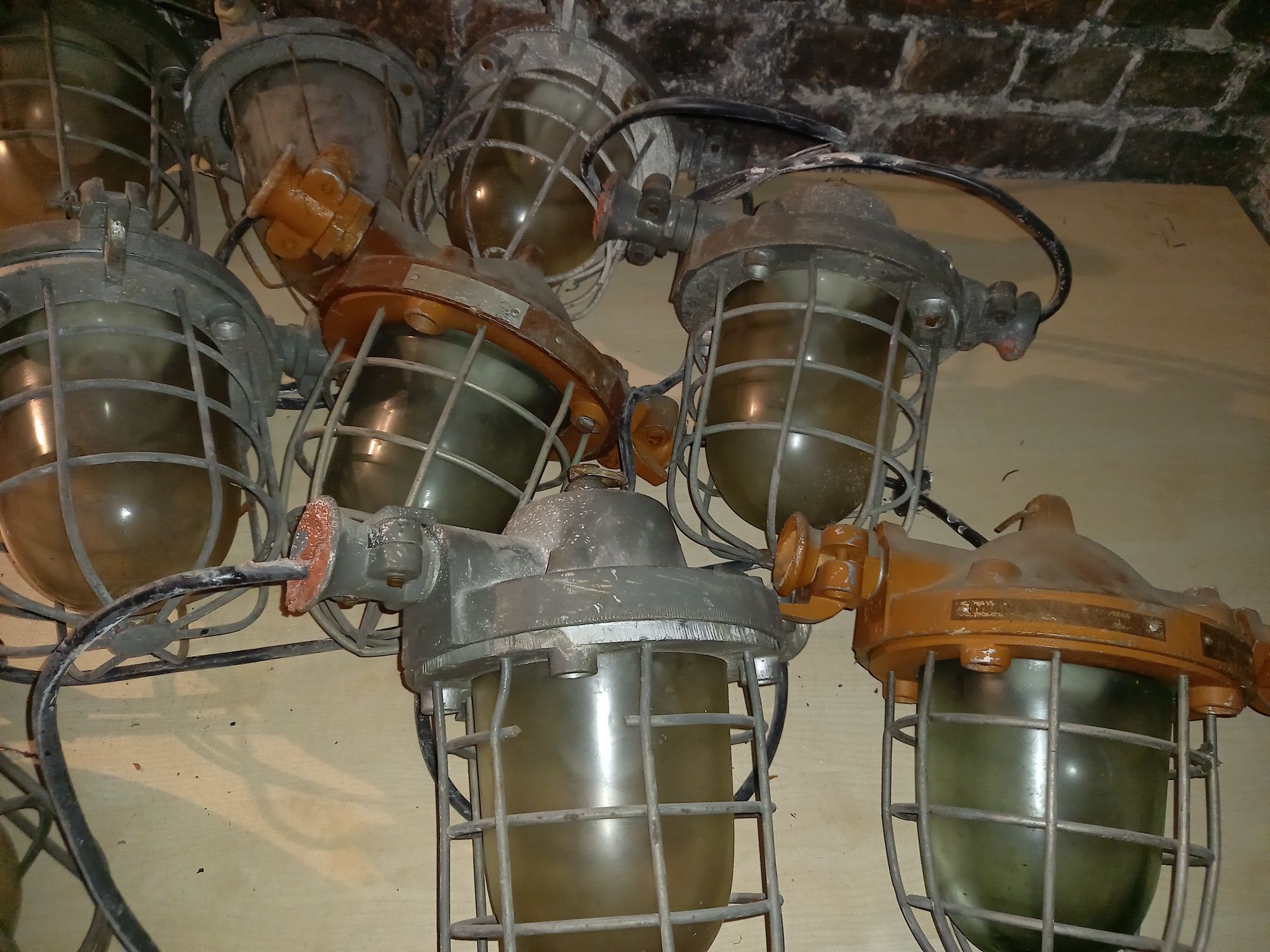 Stare lampy przemysłowe loft różne rodzaje