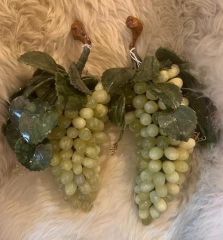 Grandes cachos de uvas em jade