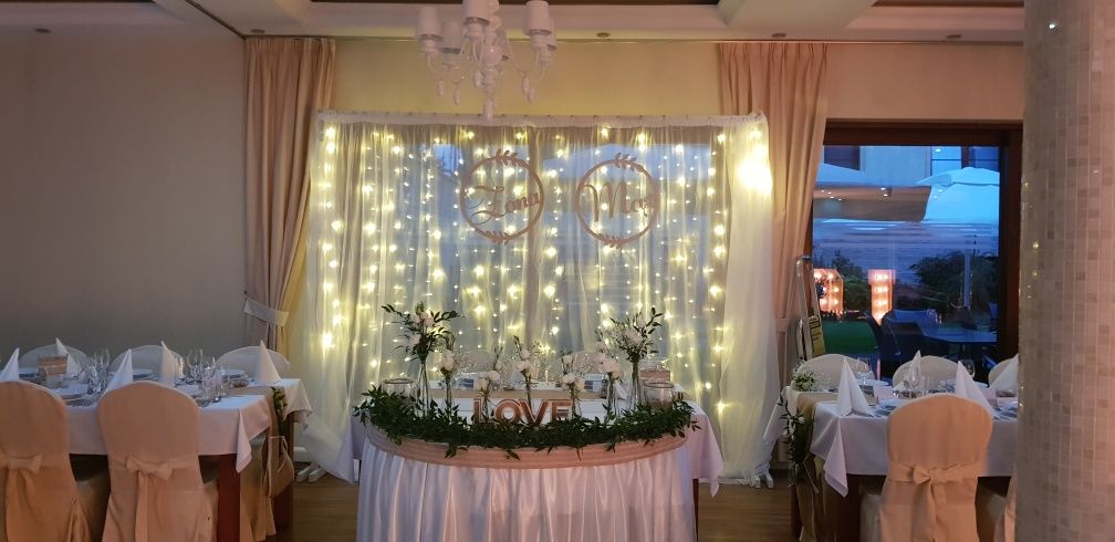 Ścianka młodej pary stół prezydialny dekoracja ślub wesele sala love