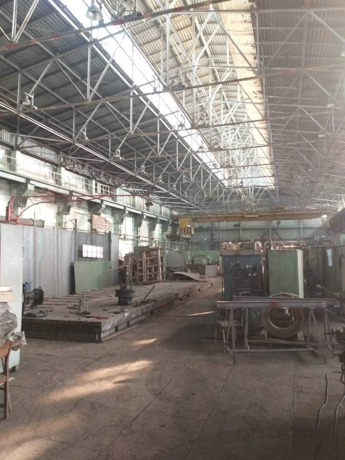 Продам промбазу. Левый берег пл. 5300 кв.м., участок 1,2 Га.