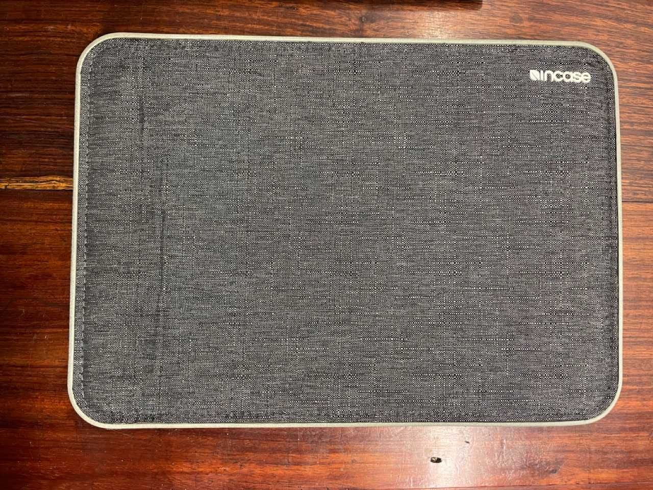 Capa protectora macbook marca incase