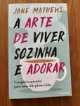 Livro A arte de viver sozinha e adorar