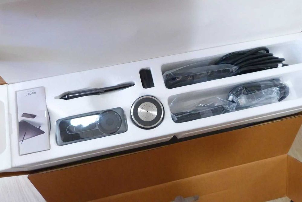 Wacom Cintiq Pro 24 DTK-2420 + Braço Flexível + Express Key Remote