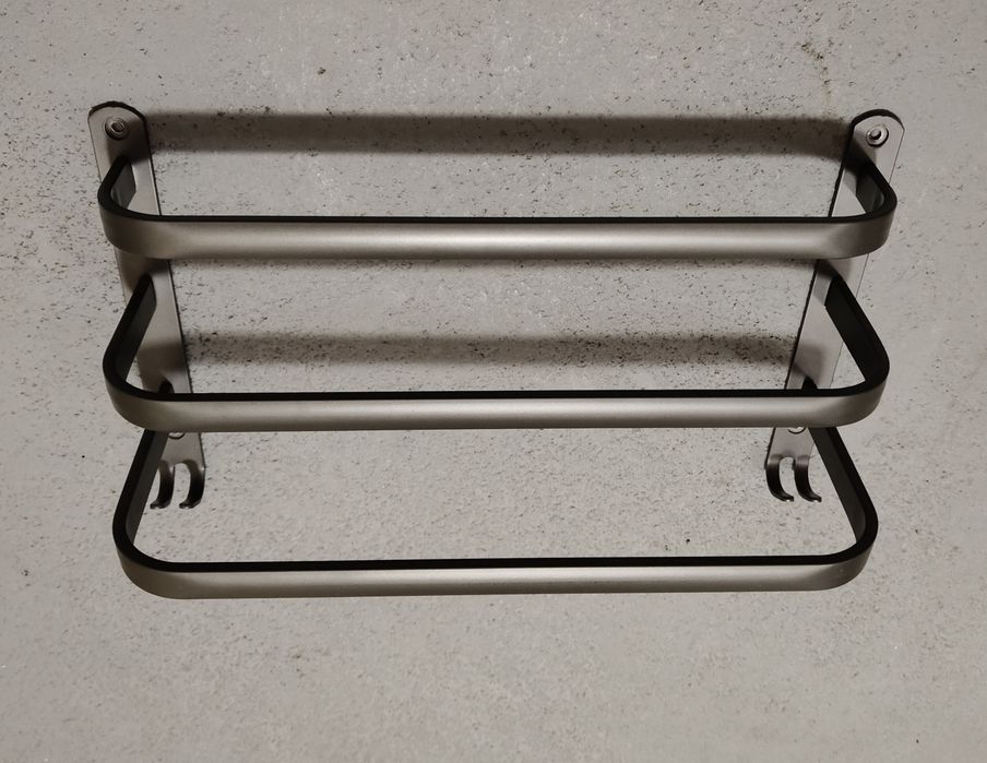 Wieszak na ręczniki łazienkowe metalowy.
