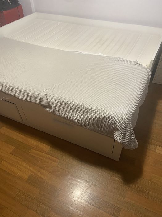 2x Cama indivual com gavetas e colchões.