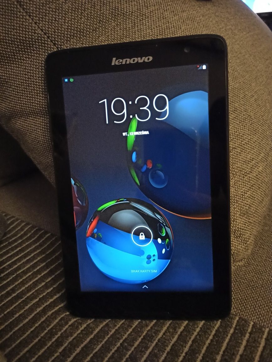 Tablet Lenovo z pokrowcem