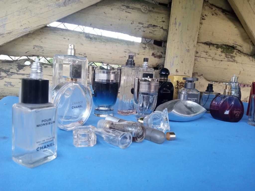 różne buteleczki po perfumach puste
