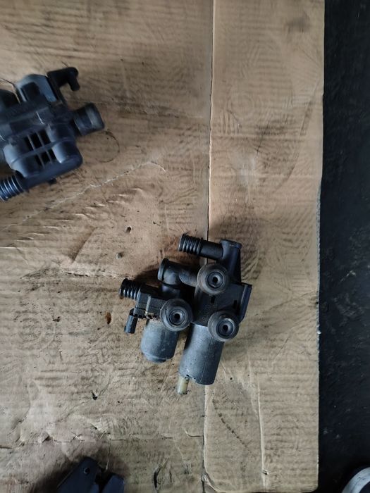 Elektrozawór ogrzewania  nagrzewnicy BMW E39 E38 E46 E53