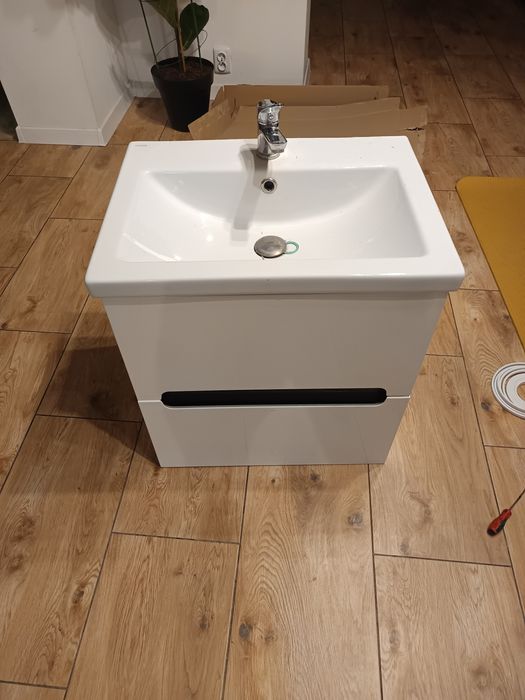 Szafka łazienkowa z umywalką Cersanit i baterią Ferro