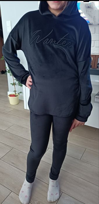 Dres welurowy czarny rozmiar 140