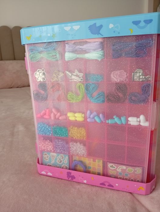 Brinquedo de fazer bracelete e colares