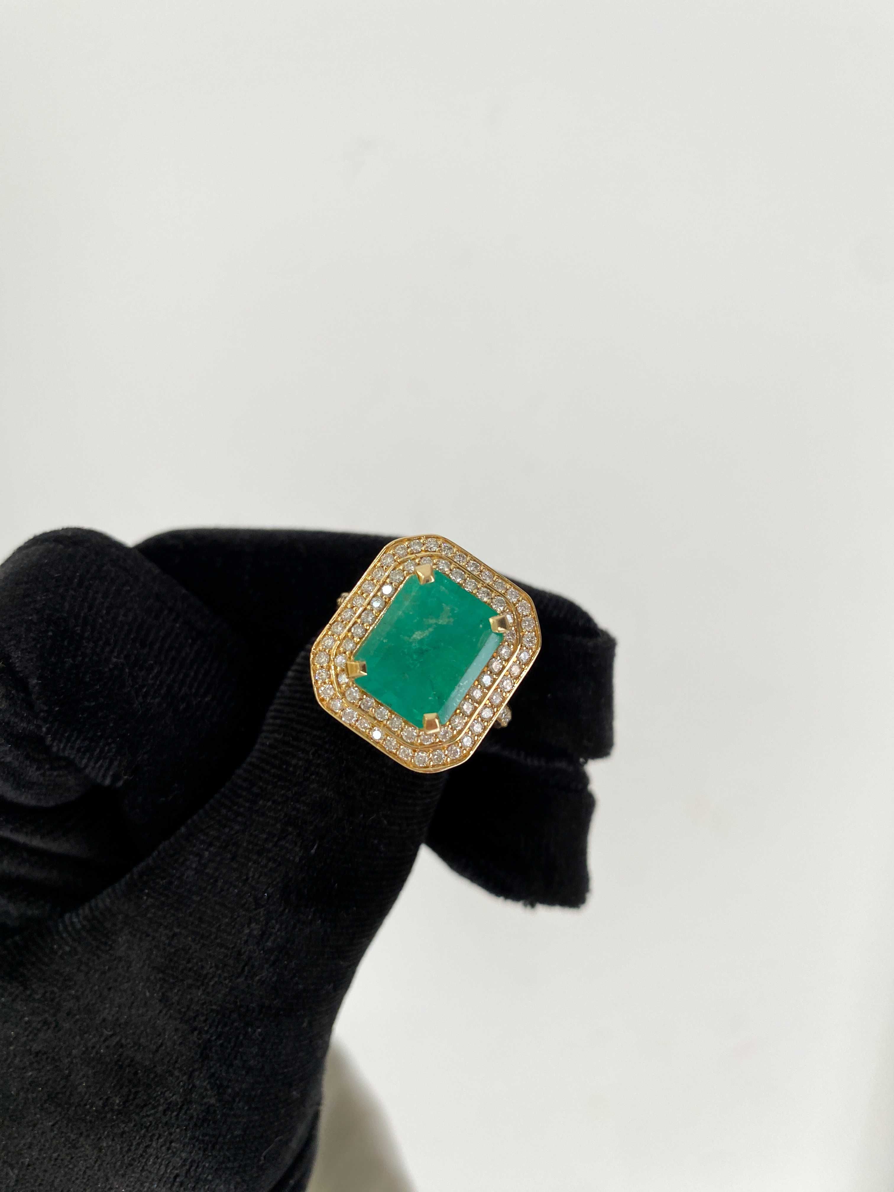 Pierścionek z naturalnym szmaragdem 5.00 ct i diamentami 0.84 ct