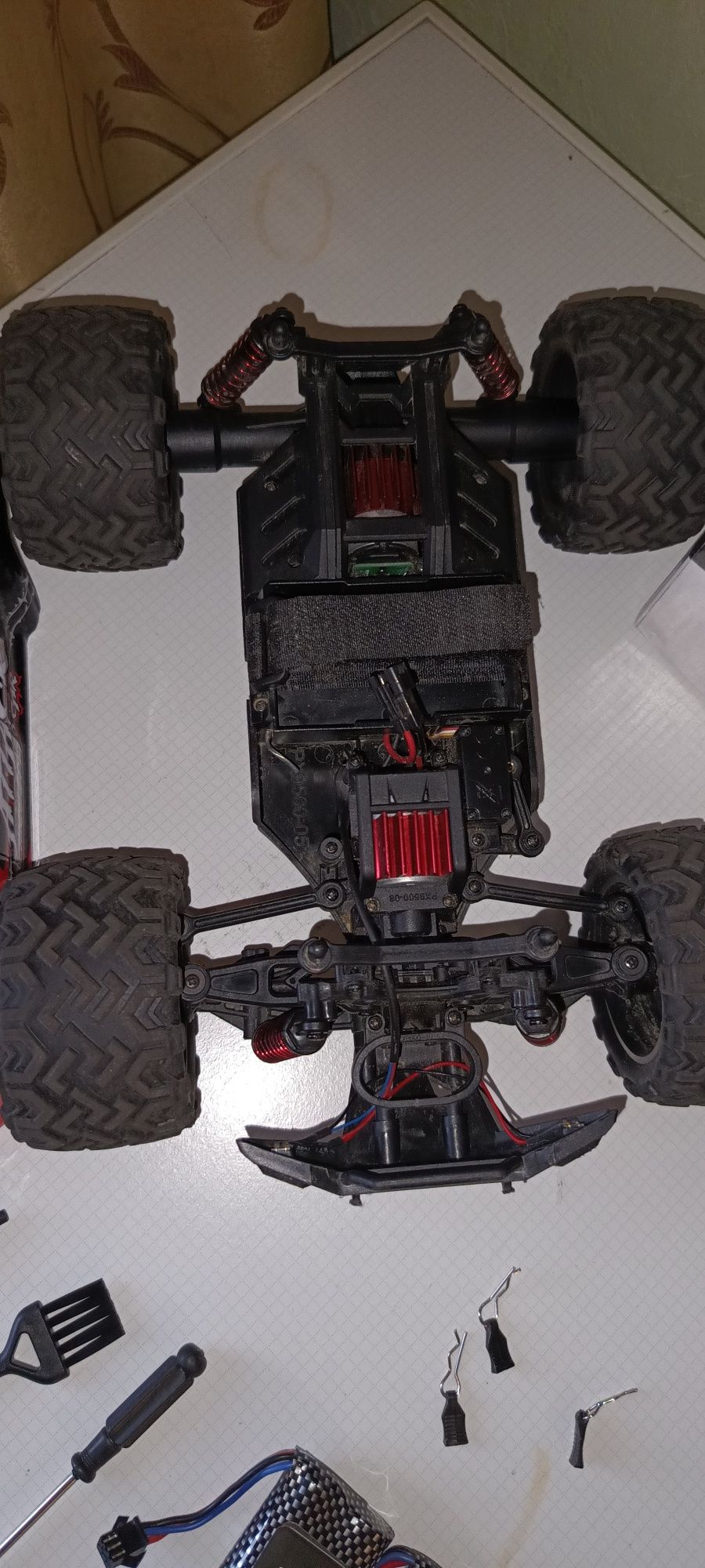Машинка на радиоуправлении DEERC 9500E 1:16 масштаб 4x4