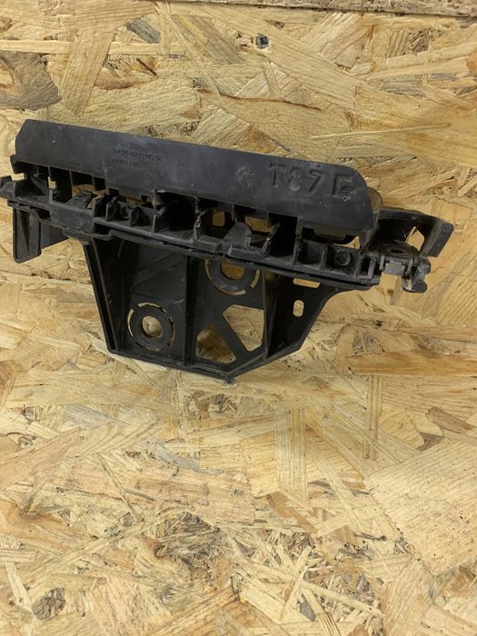 Кріплення бамперу крило Пежо 3008 5008 Кронштейн бампер-крило