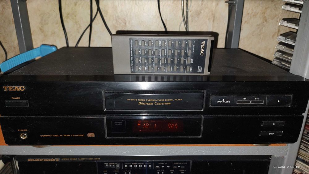 Вінтажний cd програвач teac cd-p3500 1993 року.