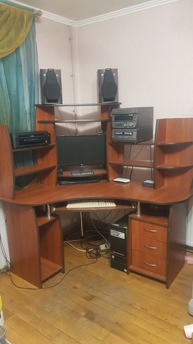 Продається комп'ютерний стіл