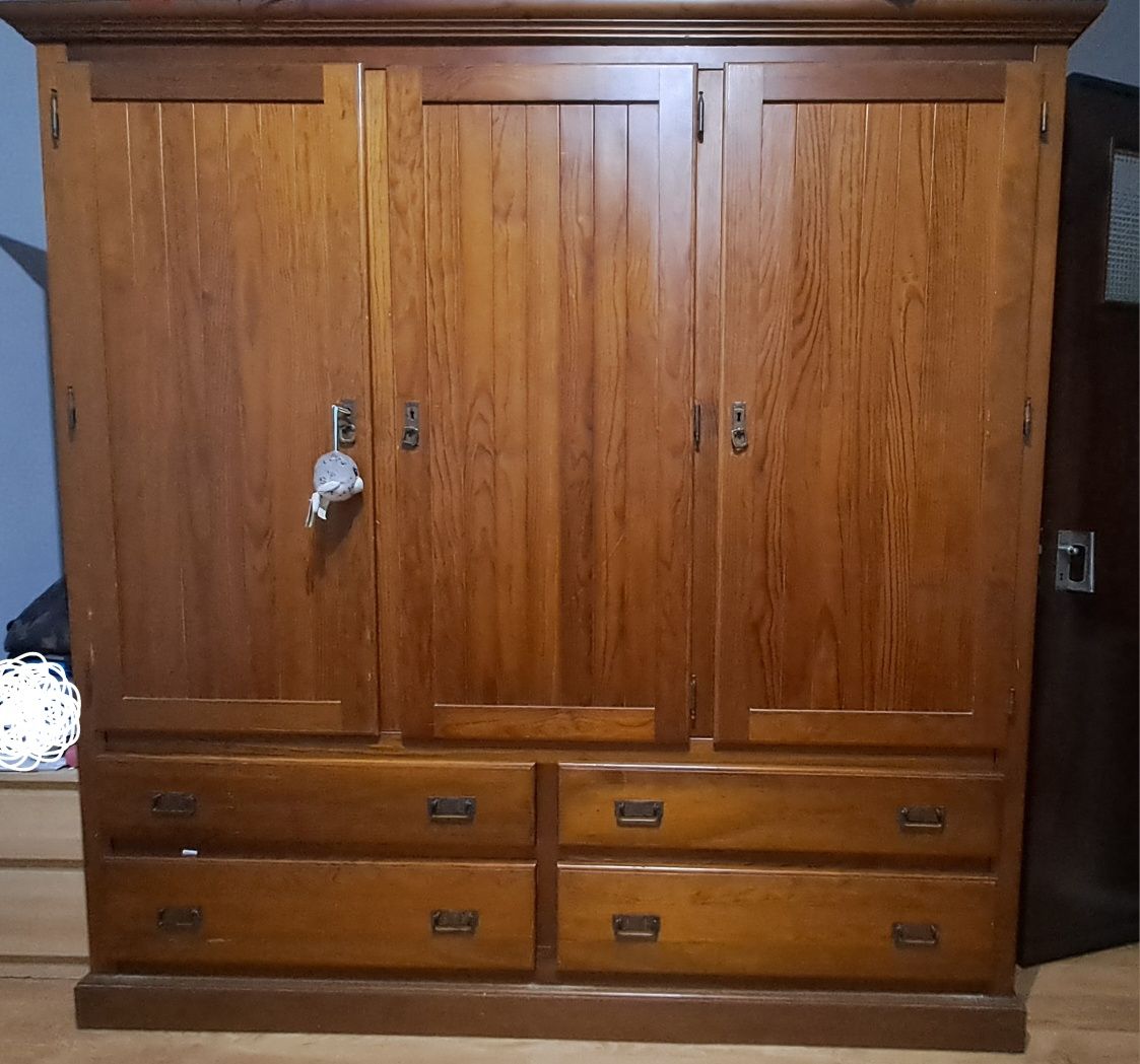 Roupeiro com 3 portas e 4 gavetas